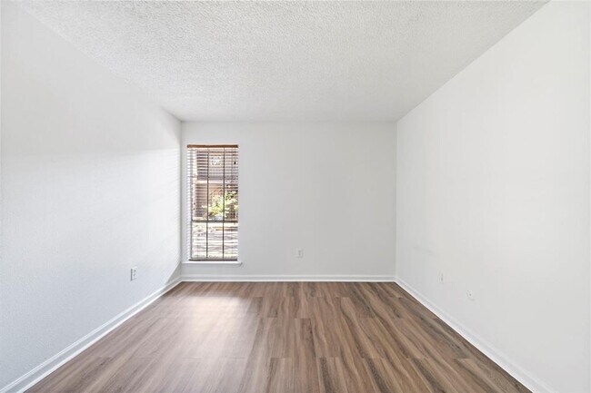 Building Photo - 711 Holiday Dr