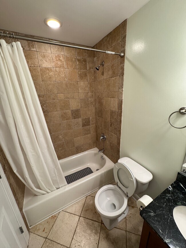 Building Photo - 4635 N Malden St