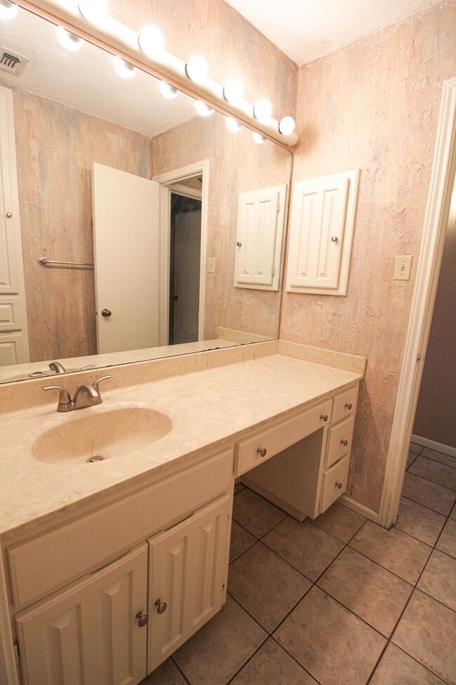 Building Photo - 10323 Quail Meadow St