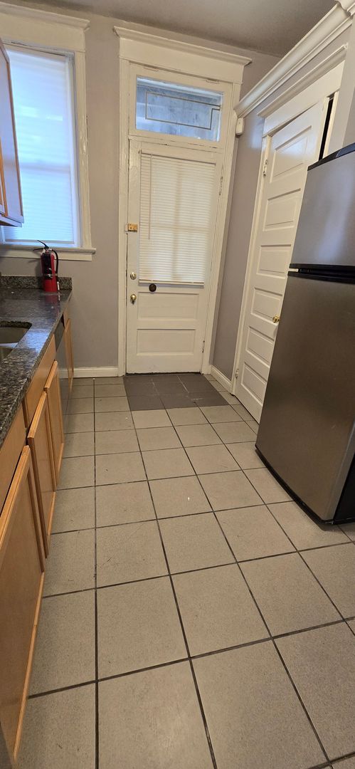 Building Photo - Spacious Two Bedroom Condo in the Barwick-Large Kitchen-Renovated Bathroom