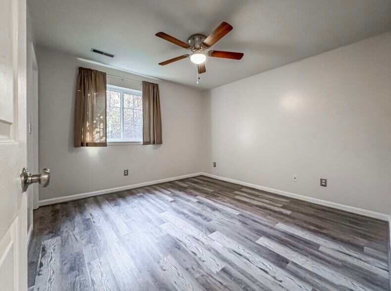 Building Photo - 648 Friars Ln