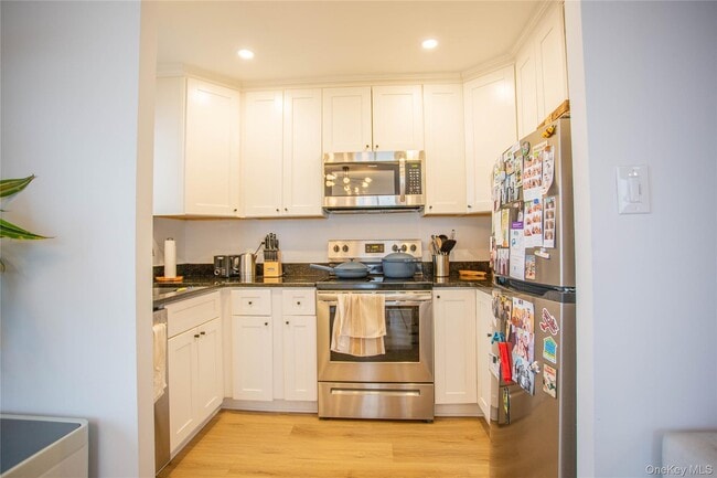 Building Photo - 100 W Broadway