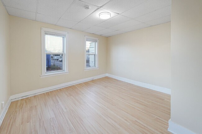 Building Photo - 168 Lunenburg St