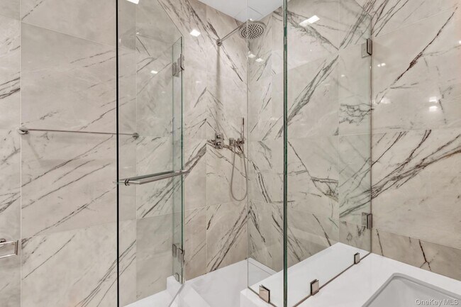 Building Photo - 200 E 21st St