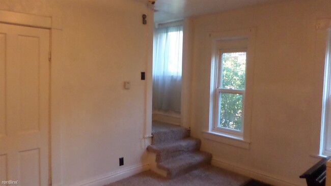 Building Photo - 3 br, 1 bath Triplex - 125 North Chestnut ...