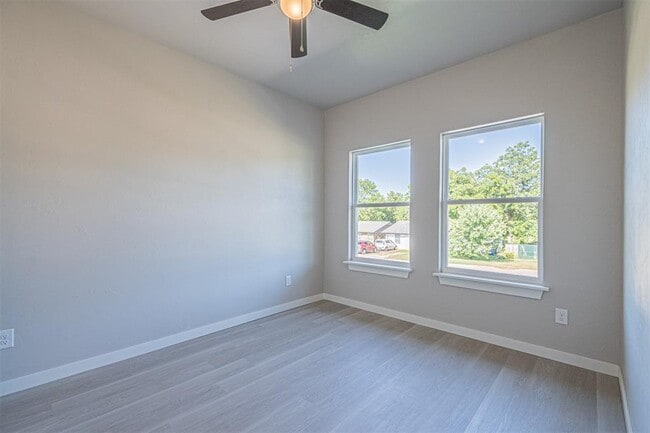 Building Photo - 2106 Willow Pl