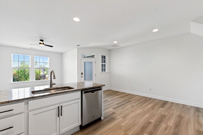 Building Photo - Beautiful Modern 3BR Townhome in the Heart of Wendell!