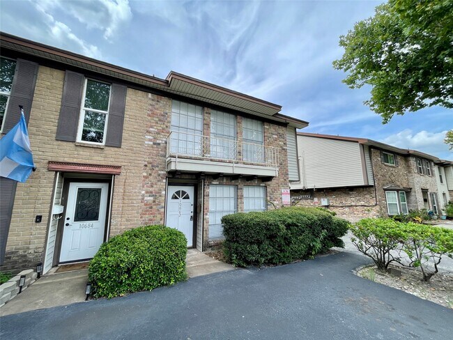 Building Photo - 10682 Hazelhurst Dr