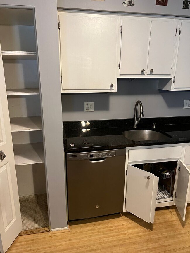 Building Photo - Beautiful 2 bedroom, 2.0 bath Condo in Wes...