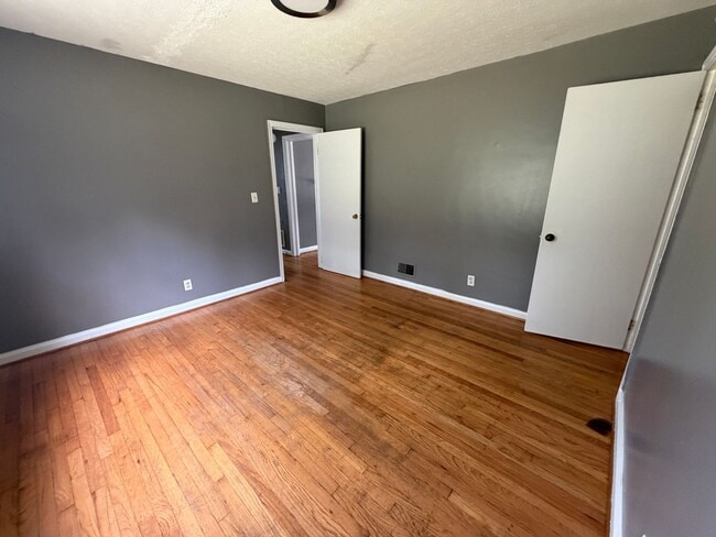 Building Photo - Tons of Space and Super Location