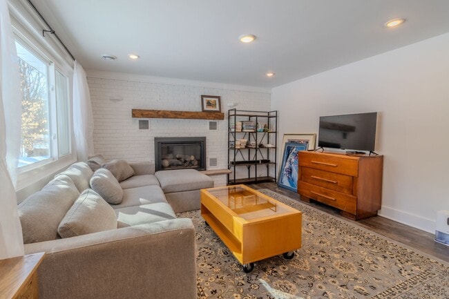 Building Photo - Quiet Cottage in the Trees