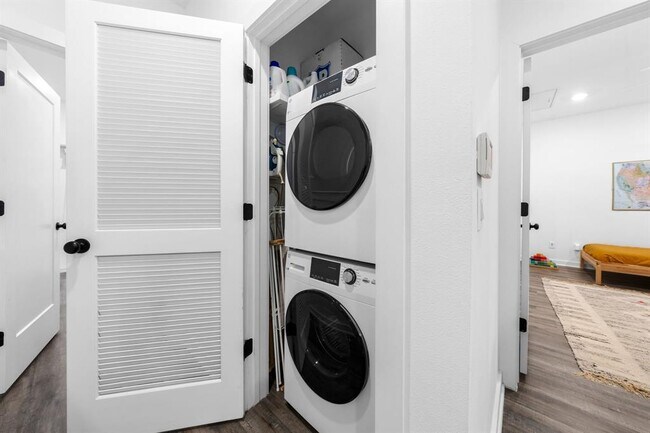 Building Photo - 5924 S Congress Ave