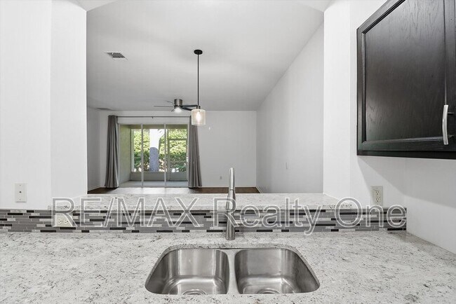 Building Photo - 1705 W Spring Meadow Loop