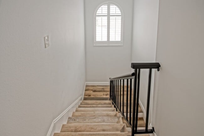 Building Photo - Beautifully Remodeled, Detached Front Town...