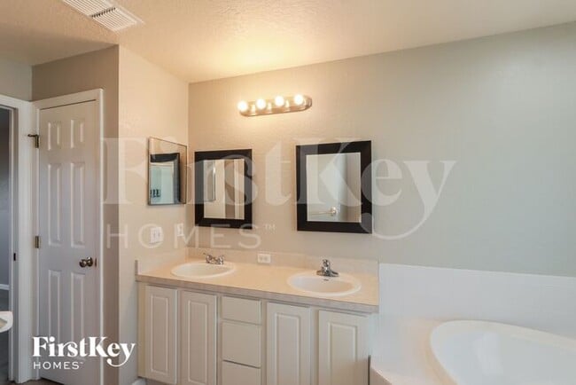 Building Photo - 2530 Pine Valley Dr