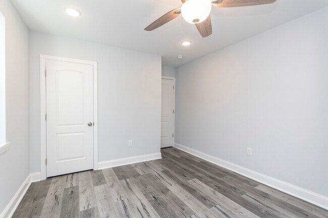 Building Photo - Recently renovated home in South West Phil...
