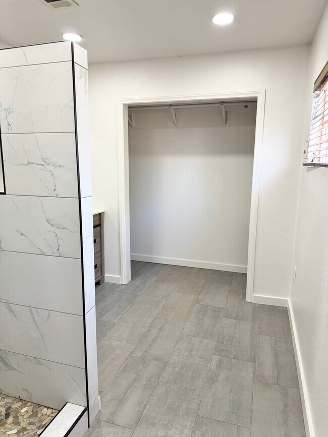 Building Photo - Fantastic 3 Bedroom/2 Bath Single Level Ho...