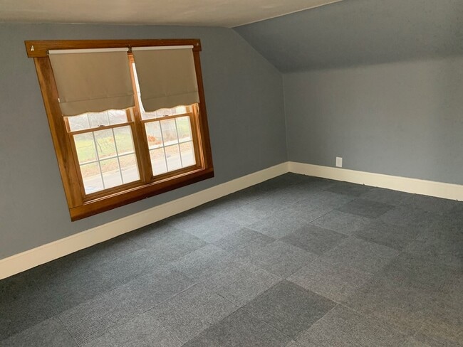 Building Photo - 745 E Benton St