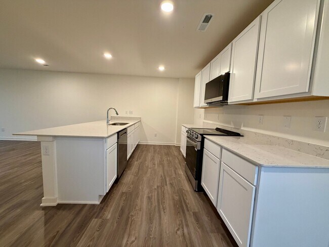 Building Photo - 844 Pine Cone Ln