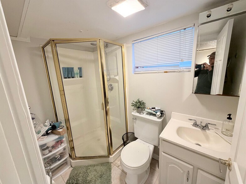 Building Photo - 521 Main St