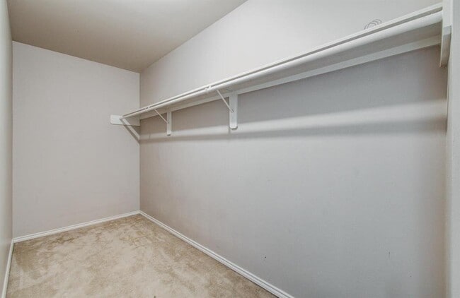 Building Photo - 2631 Woodridge Manor Dr