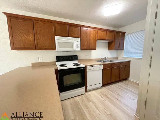 Building Photo - West Side Townhome!