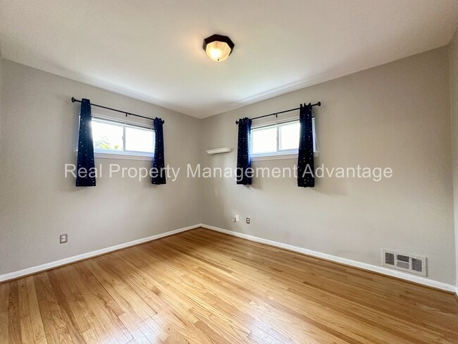 Building Photo - Mid-Century 3 Bed/2 Bath Ranch Near Downto...