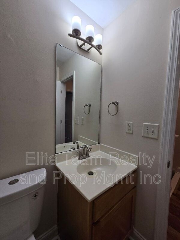 Building Photo - 1207 Green Oaks Ln