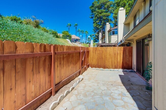 Building Photo - Downtown Vista Townhome, Available Now!