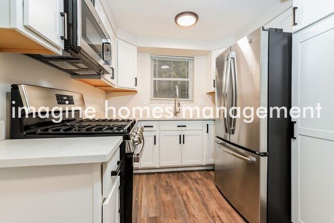 Building Photo - Charming 3 Bedroom for Rent in Brookline!