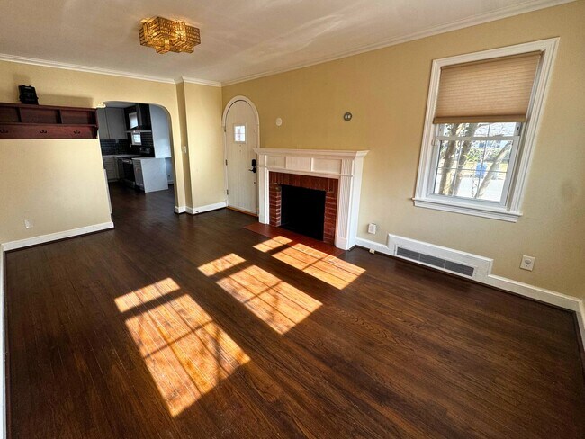 Building Photo - Beautiful and Spacious 4BD 2BA Single-Family Home in Arlington Heights
