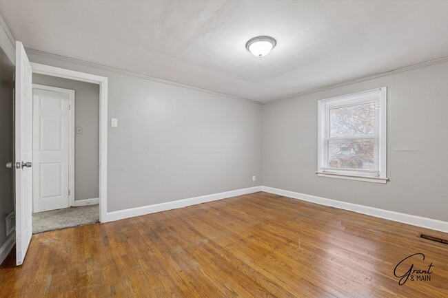 Building Photo - $1400 3 bedroom