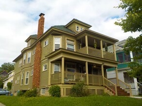 Building Photo - AVAILABLE 8/1/26 - Spacious First Floor Ap...