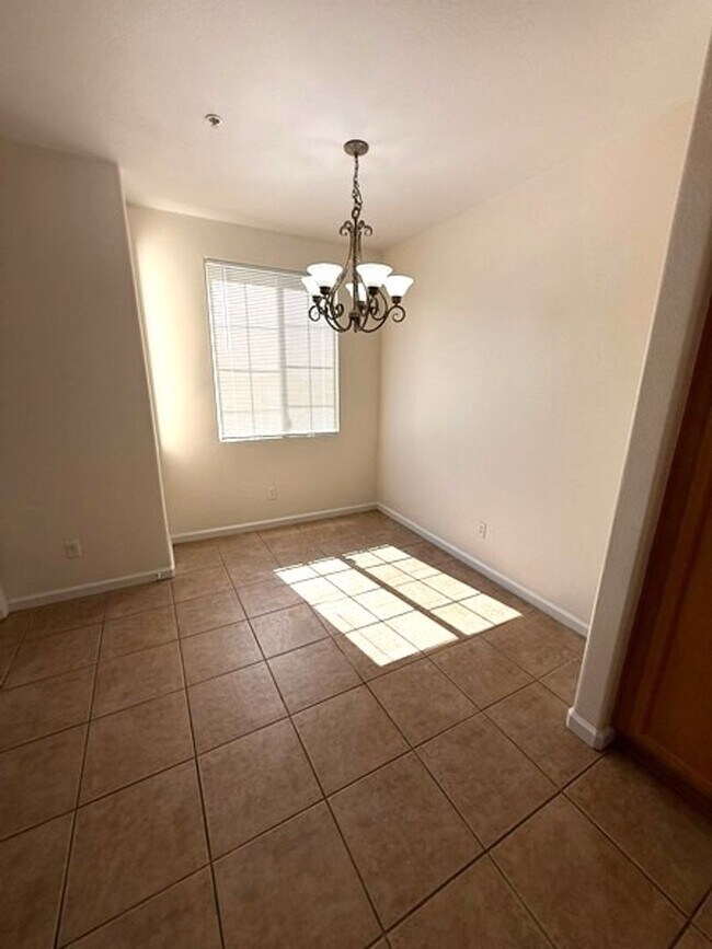 Building Photo - 3 Bedroom Condo in Sunrise Hills