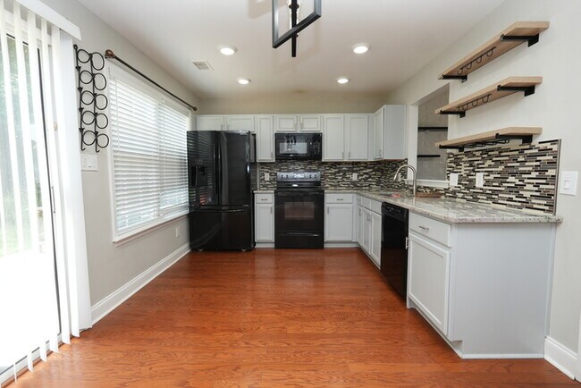 Building Photo - Spacious 4-bedroom, 2.5-bath home with a p...