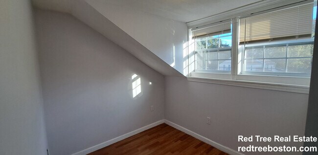 Building Photo - 158 Baker St