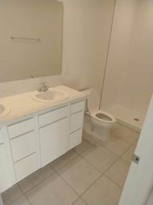 Building Photo - 4 Bedroom 2 Bathroom, Community pool