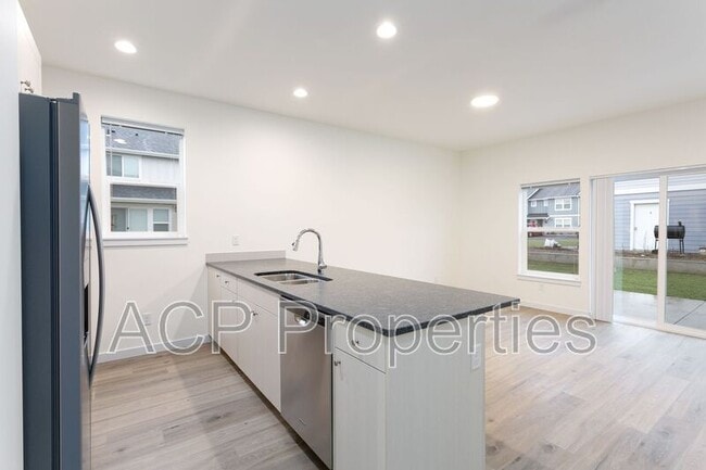 Building Photo - 2286 Brome St