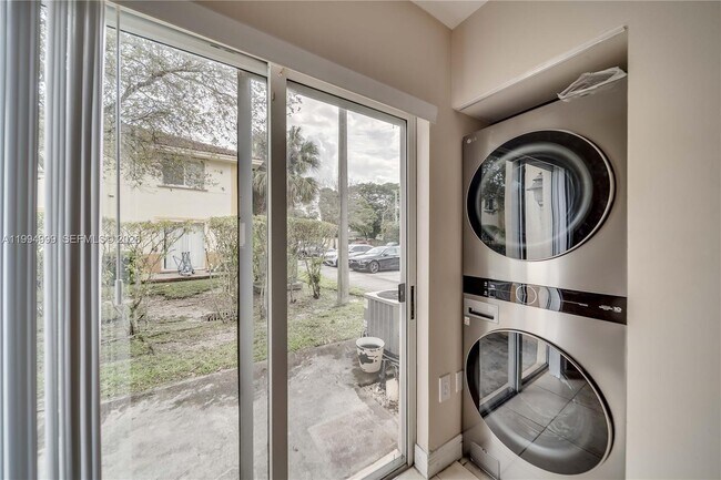 Building Photo - 6235 SW 47th Manor