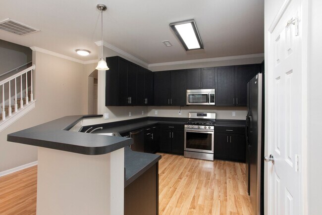 Building Photo - Gorgeous 2 Bedroom Townhome In Great West ...