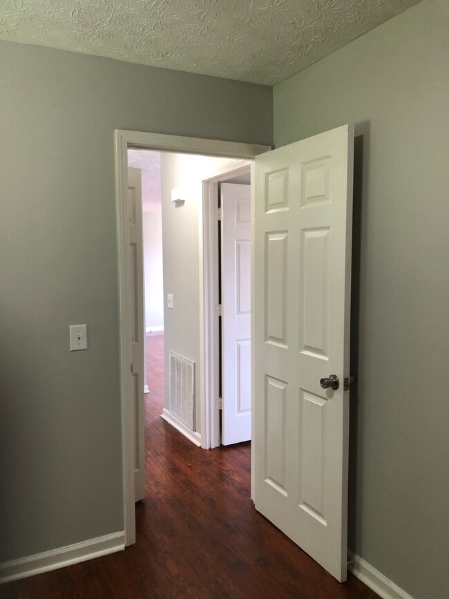 Building Photo - 1050 Scarlett Ln