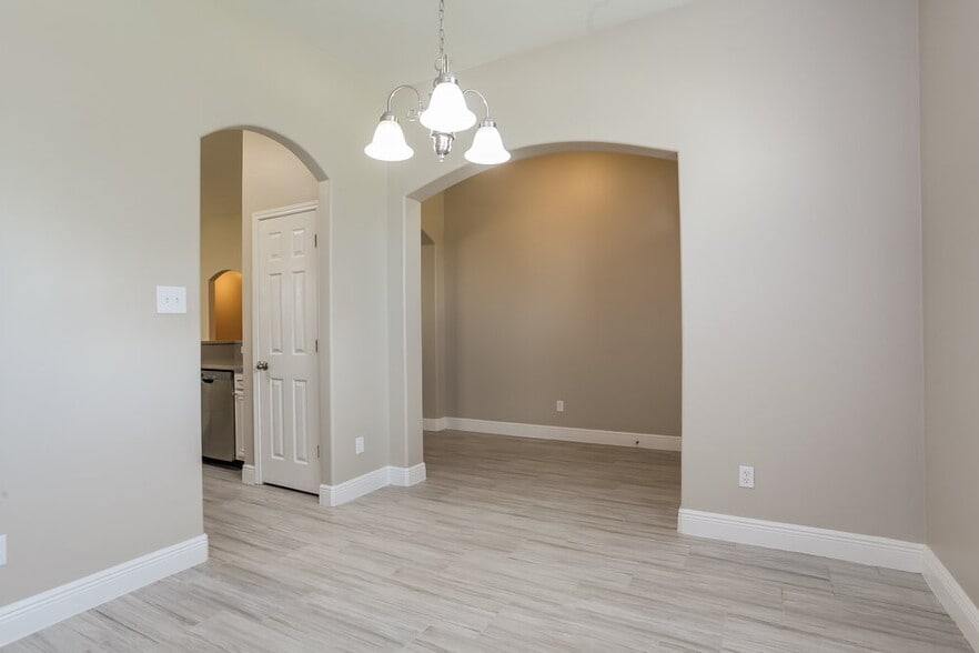 Building Photo - 25235 Clover Ranch Dr