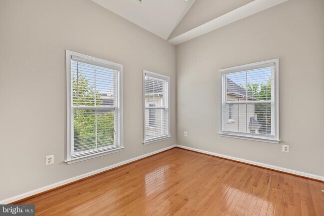 Building Photo - 5256 Bessley Pl
