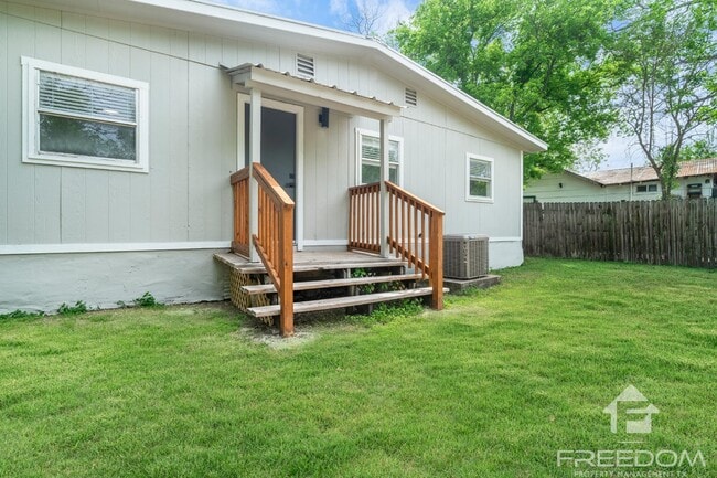 Building Photo - 1824 Katy St