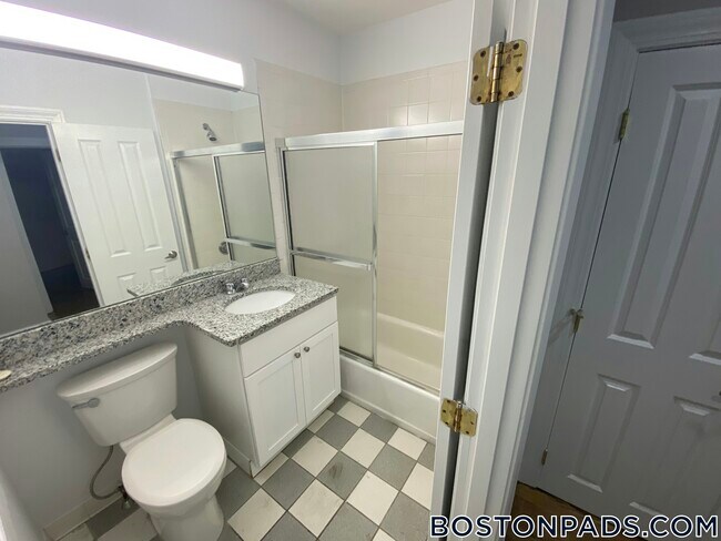 Building Photo - 140 Boylston St