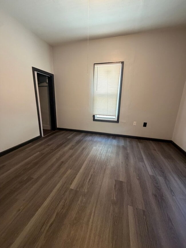 Building Photo - 3 Bed | 1 Bath Home for Rent in Alton – $1,300/Month