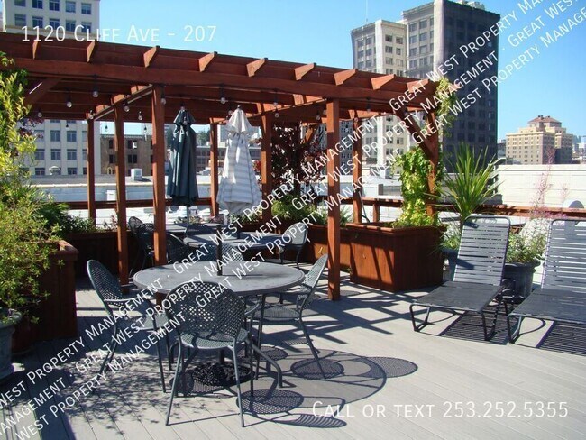 Building Photo - 1120 E Cliff Ave