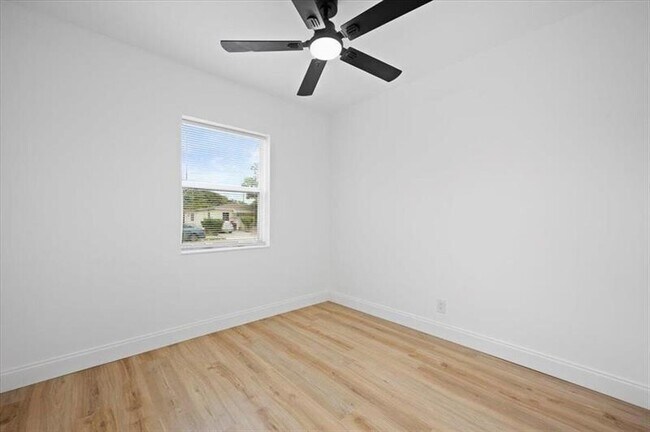 Building Photo - 1209 14th Ct S