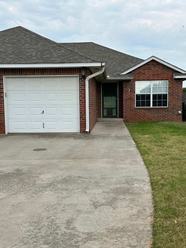 Building Photo - 136 Vinita Dr