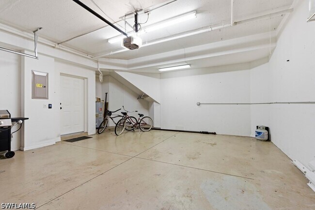 Building Photo - 10040 Valiant Ct